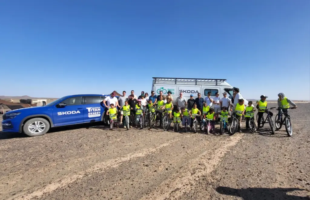 Škoda y Bicis para la Vida vuelven al desierto marroquí para cambiar la vida de los niños con la donación de bicicletas 1 Motor16 entrega bicis para la vida 2026 2 Motor16
