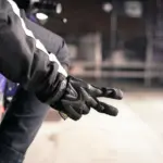 Guantes obligatorios en moto desde el 1 de octubre: qué cubre el seguro si dañas tu equipamiento