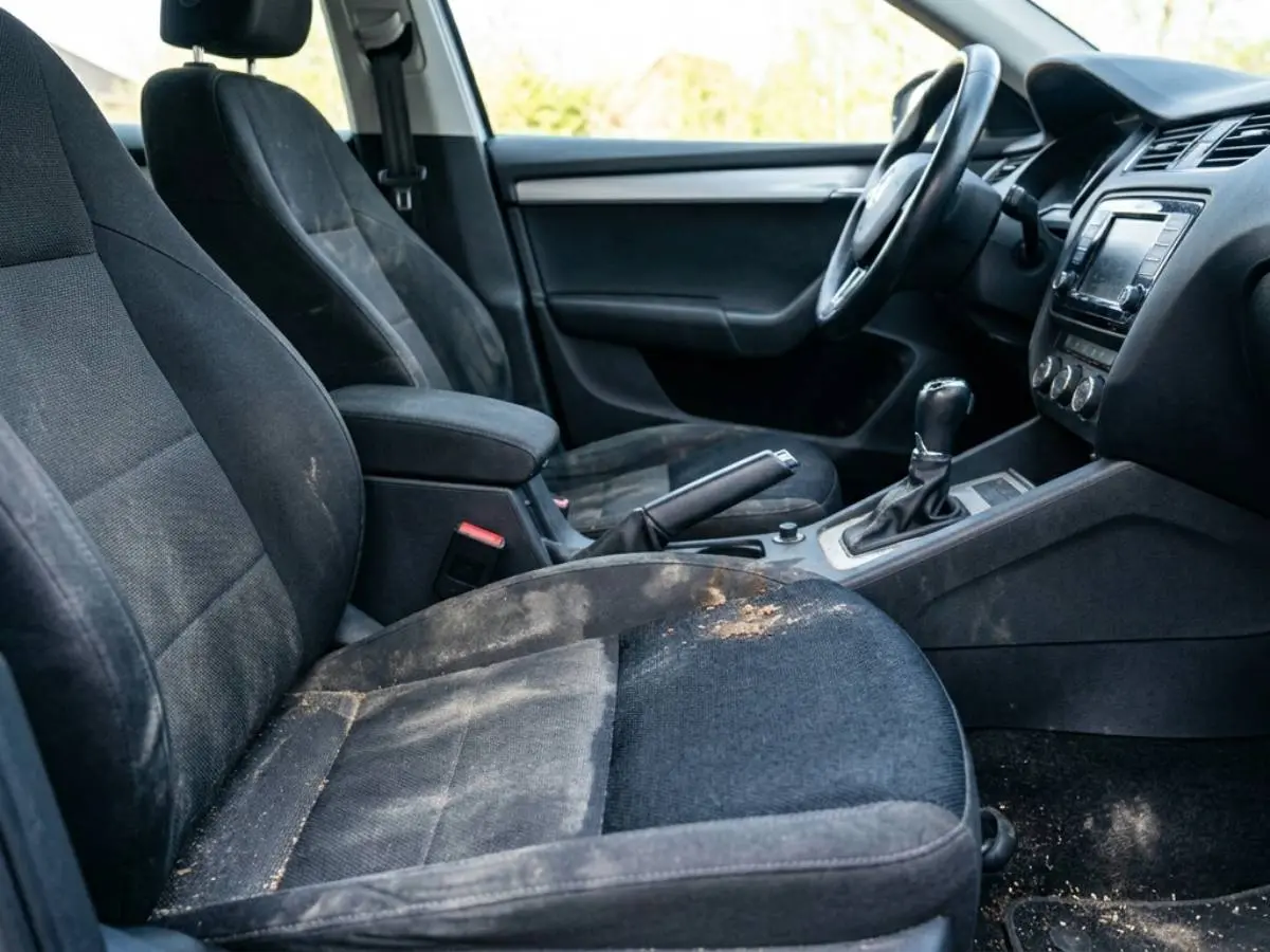 Los asientos de un coche sucios y sin mantenimiento