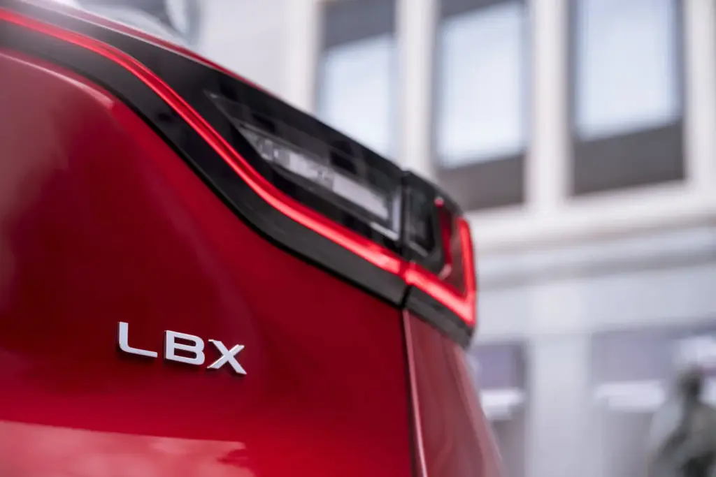 Gama Lexus LBX 2026: Elegancia urbana para el día a día