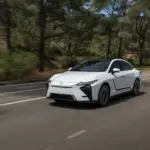 Lexus ES 2026: la berlina híbrida y eléctrica llega a Europa con 581 km de autonomía