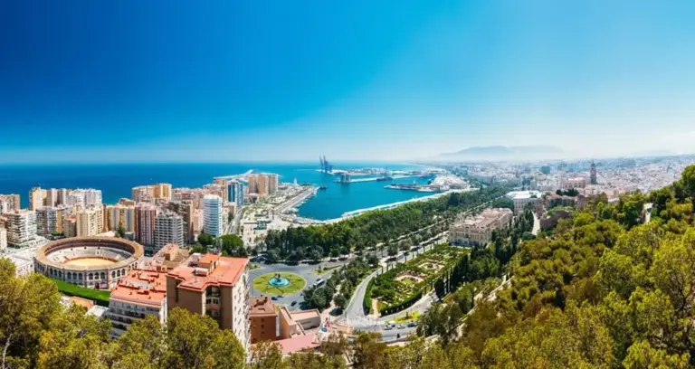 La ciudad de Málaga lo confirma: los coches con etiqueta C no tendrán restricciones en 2026 y 2027