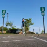 La polémica multa a un conductor de coche eléctrico por cargar en un parking: ¿qué dice la normativa?