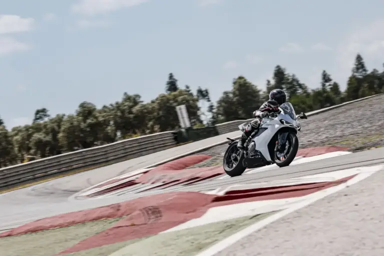 Norton Manx R 2026 llega con cuatro versiones y un precio de 23.250 euros para desafiar a la Panigale V4