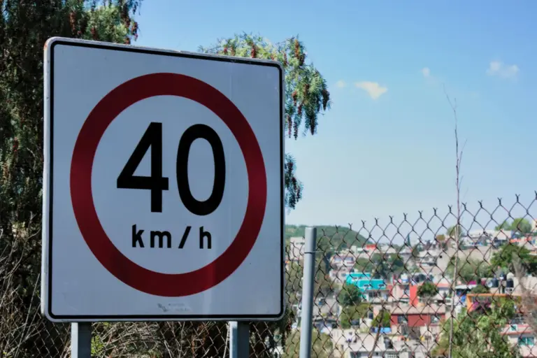 Nuevas restricciones de velocidad DGT: el límite en autovías bajaría a 110 km/h en 2026