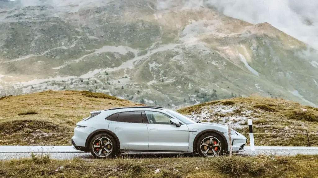 Porsche Travel Experience Alpine Ultimate: 30 puertos, 13 días, 8 países y 1 Porsche Taycan 2 Motor16 porsche travel experience macan 11 Motor16