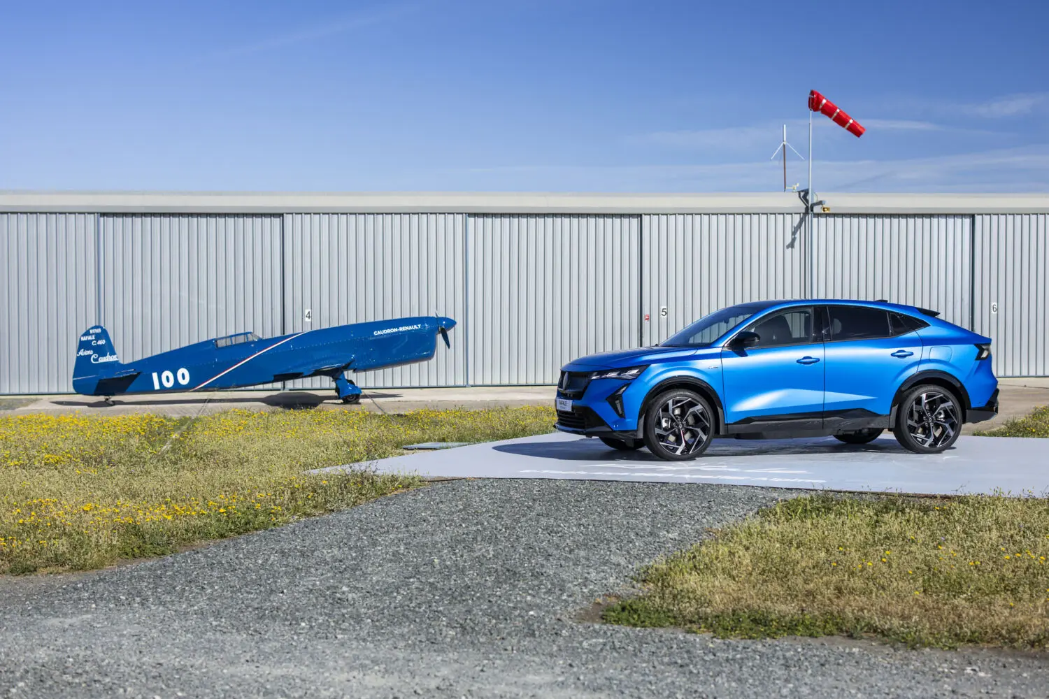 El Cuadron Rafale posa junto al Renault Rafale. Fotos: Renault.