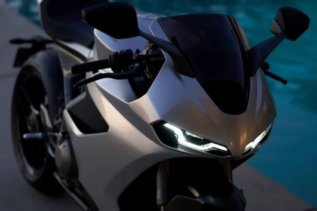Primera prueba Norton Manx R: la superbike V4 de 206 CV vuelve a la carretera
