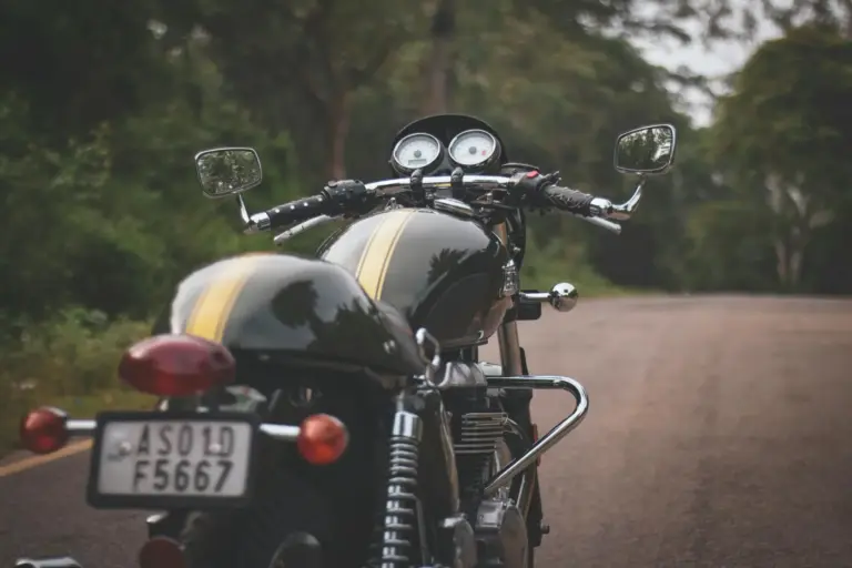 Triumph Thruxton 400 y Tracker 400: así son las nuevas A2