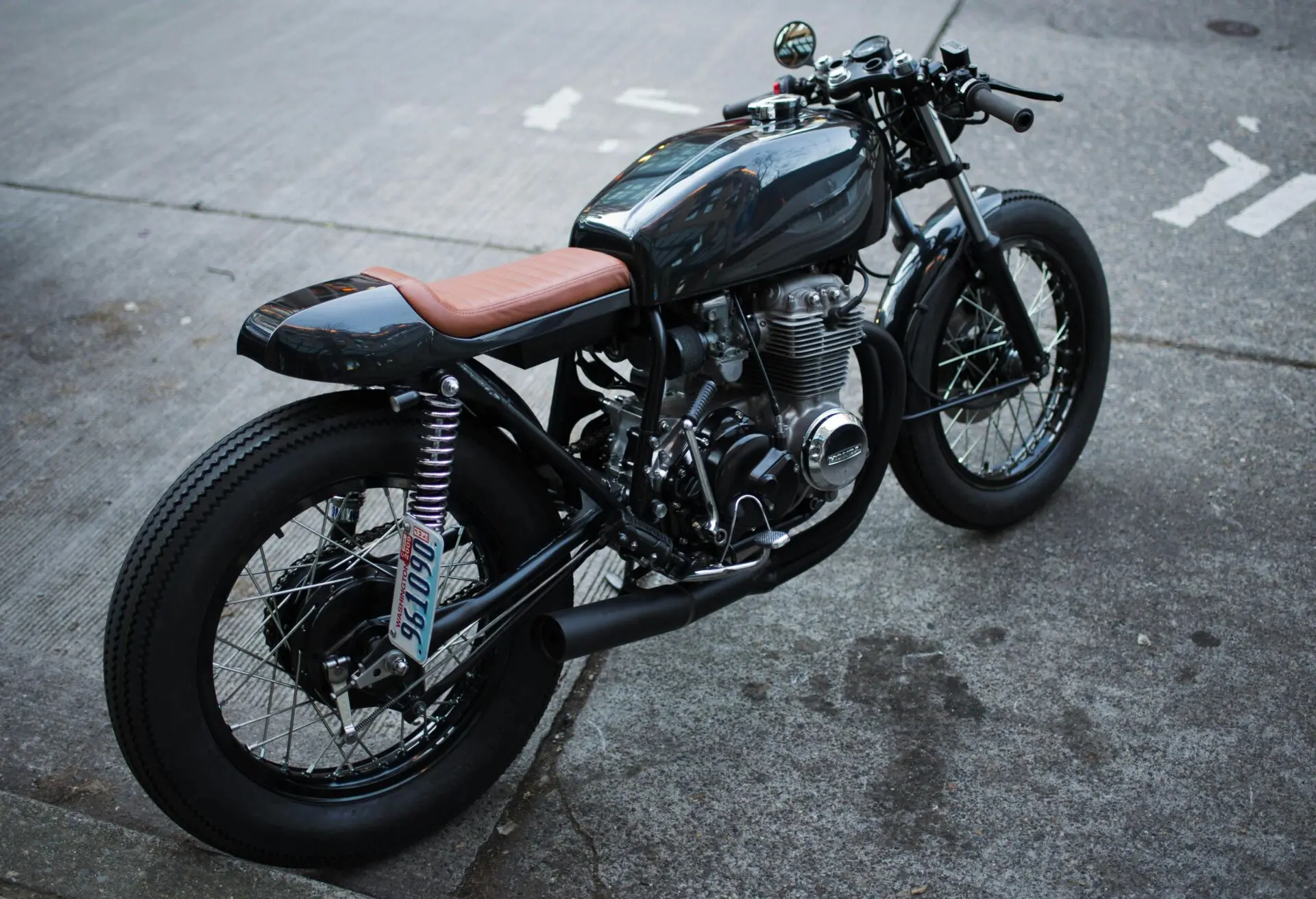 Triumph Thruxton 400 y Tracker 400: el primer vídeo review las pone a prueba cara a cara 1 Motor16 Triumph Tracker 400