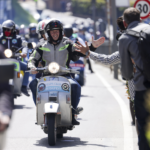 Vespa celebra 80 años recorriendo Montemerano, el borgo medieval más bello de Italia
