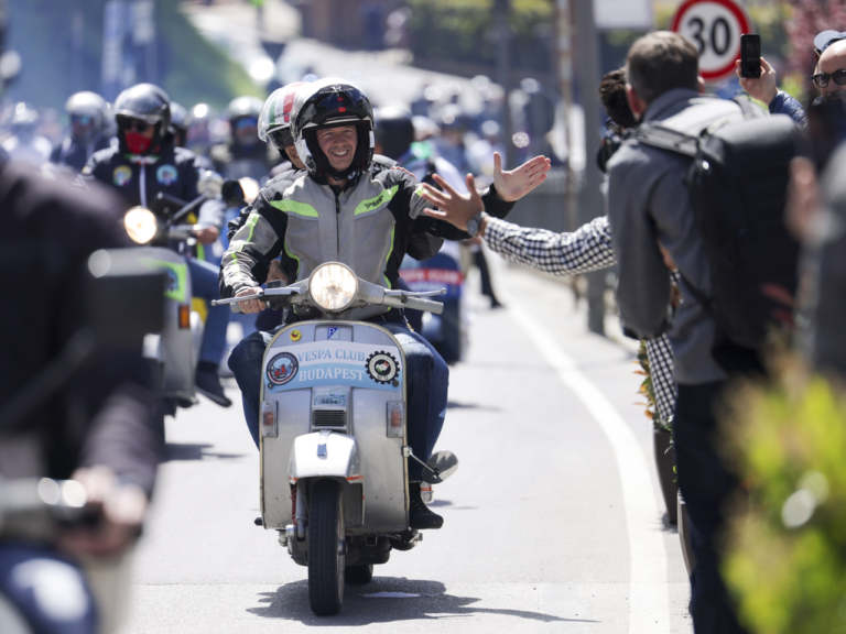 Vespa celebra 80 años recorriendo Montemerano, el borgo medieval más bello de Italia