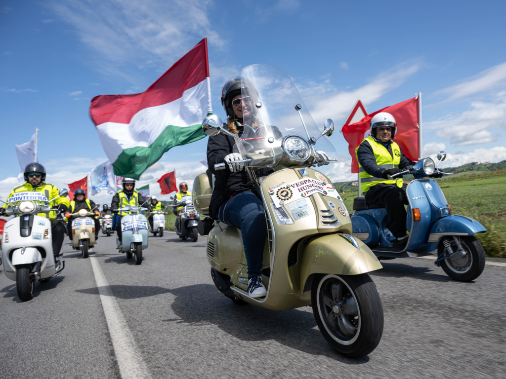 Vespa celebra 80 años recorriendo Montemerano, el borgo medieval más bello de Italia 1 Motor16 vespa 80 años