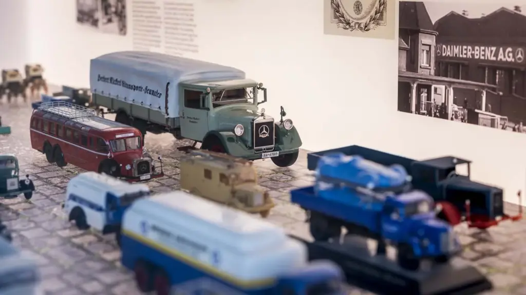 130 ANOS CAMIONES FURGONETAS MERCEDES BENZ1 Motor16