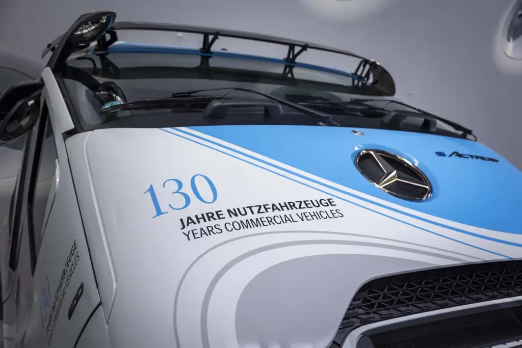 130 ANOS CAMIONES FURGONETAS MERCEDES BENZ16 Motor16