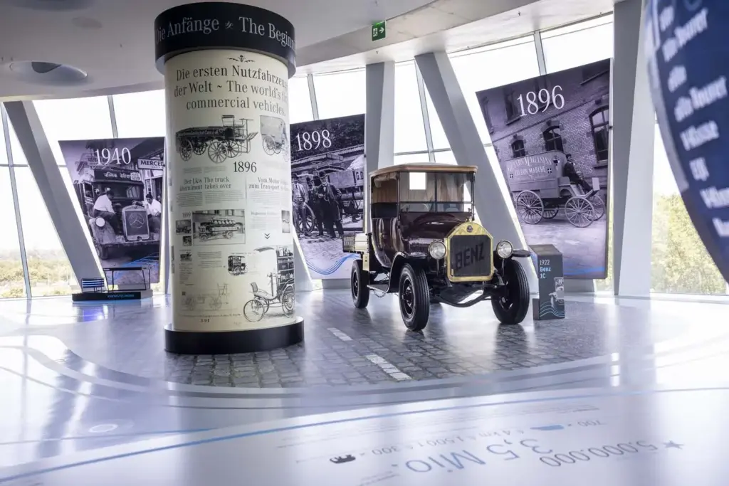130 ANOS CAMIONES FURGONETAS MERCEDES BENZ4 Motor16