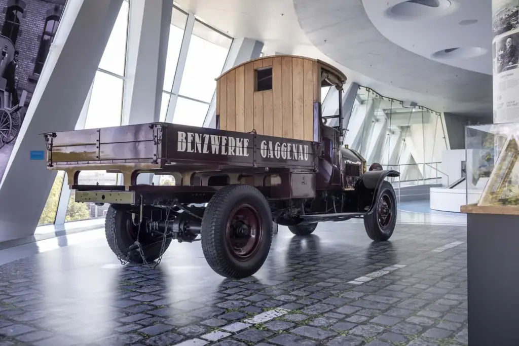 130 ANOS CAMIONES FURGONETAS MERCEDES BENZ8 Motor16
