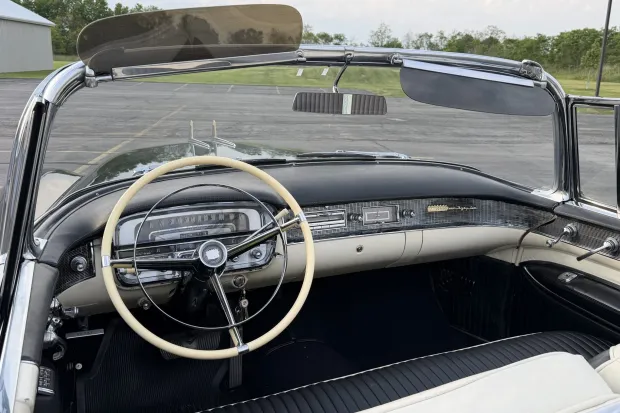 Sale a subasta un Cadillac Eldorado Biarritz de 1956 restaurado: solo 2.150 ejemplares 1 Motor16 1956 Cadillac Eldorado Biarritz. BaT. Imagen interior.