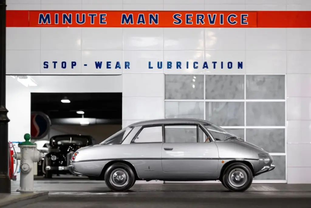 En 1961 Pininfarina cogió un Fiat 600D para crear un 'huevo' tan rápido como exclusivo 5 Motor16 1961 Pininfarina Y Berlinetta. Imagen lateral.