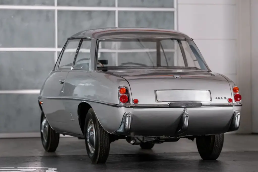 En 1961 Pininfarina cogió un Fiat 600D para crear un 'huevo' tan rápido como exclusivo 4 Motor16 1961 Pininfarina Y Berlinetta. Imagen trasera.