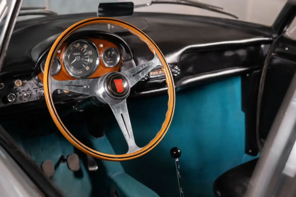 En 1961 Pininfarina cogió un Fiat 600D para crear un 'huevo' tan rápido como exclusivo 3 Motor16 1961 Pininfarina Y Berlinetta. Imagen interior.