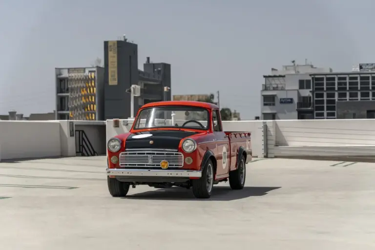 El Datsun L320 restaurado por Sung Kang: el restomod de un pick-up que se subasta sin reserva