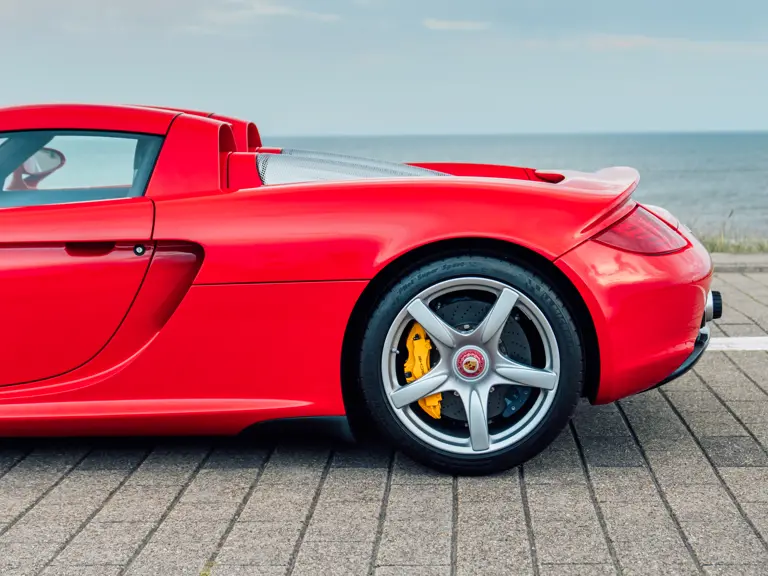 Porsche fabricó 1.270 Carrera GT, pero solo 80 con este Guards Red como el que te busca 13 Motor16 2005 Porsche carrera gt guards red sothebys 14 Motor16