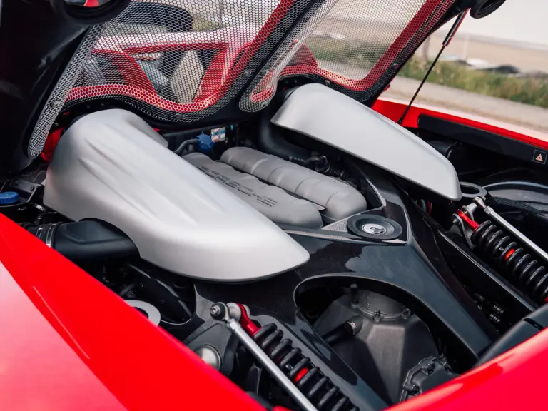 Porsche fabricó 1.270 Carrera GT, pero solo 80 con este Guards Red como el que te busca 31 Motor16 2005 Porsche carrera gt guards red sothebys 15 Motor16
