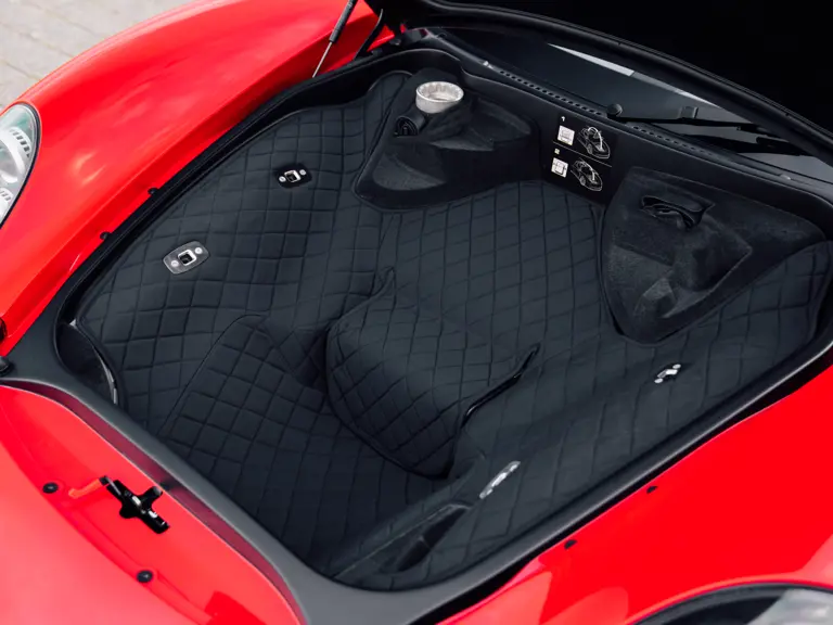 Porsche fabricó 1.270 Carrera GT, pero solo 80 con este Guards Red como el que te busca 28 Motor16 2005 Porsche carrera gt guards red sothebys 19 Motor16