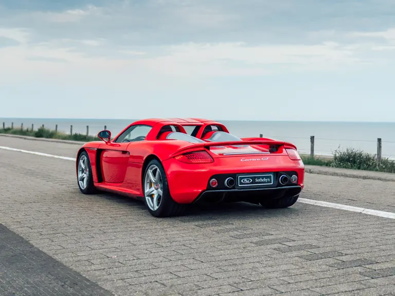 Porsche fabricó 1.270 Carrera GT, pero solo 80 con este Guards Red como el que te busca 11 Motor16 2005 Porsche carrera gt guards red sothebys 2 Motor16