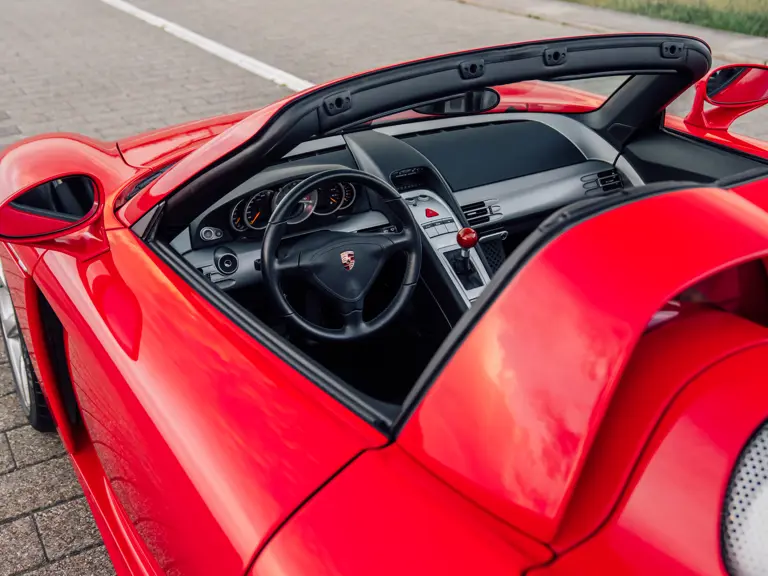 Porsche fabricó 1.270 Carrera GT, pero solo 80 con este Guards Red como el que te busca 18 Motor16 2005 Porsche carrera gt guards red sothebys 21 Motor16