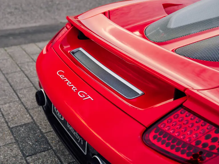 Porsche fabricó 1.270 Carrera GT, pero solo 80 con este Guards Red como el que te busca 17 Motor16 2005 Porsche carrera gt guards red sothebys 22 Motor16