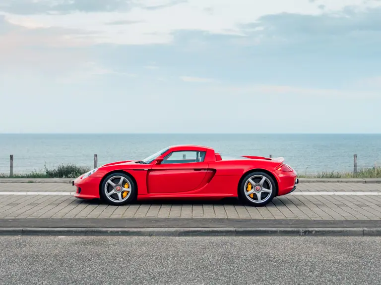 Porsche fabricó 1.270 Carrera GT, pero solo 80 con este Guards Red como el que te busca 10 Motor16 2005 Porsche carrera gt guards red sothebys 23 Motor16