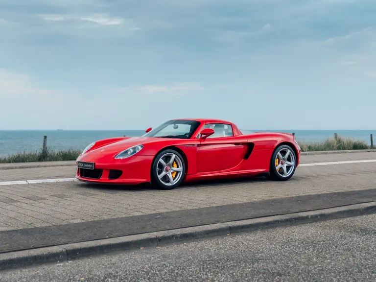 Porsche fabricó 1.270 Carrera GT, pero solo 80 con este Guards Red como el que te busca 9 Motor16 2005 Porsche carrera gt guards red sothebys 24 Motor16