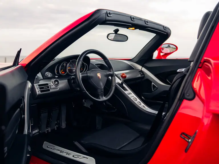Porsche fabricó 1.270 Carrera GT, pero solo 80 con este Guards Red como el que te busca 2 Motor16 2005 Porsche Carrera GT Guards Red. Imagen interior.