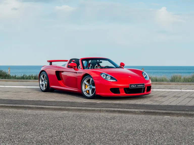 Porsche fabricó 1.270 Carrera GT, pero solo 80 con este Guards Red como el que te busca 1 Motor16 2005 Porsche Carrera GT Guards Red. Imagen delantera.
