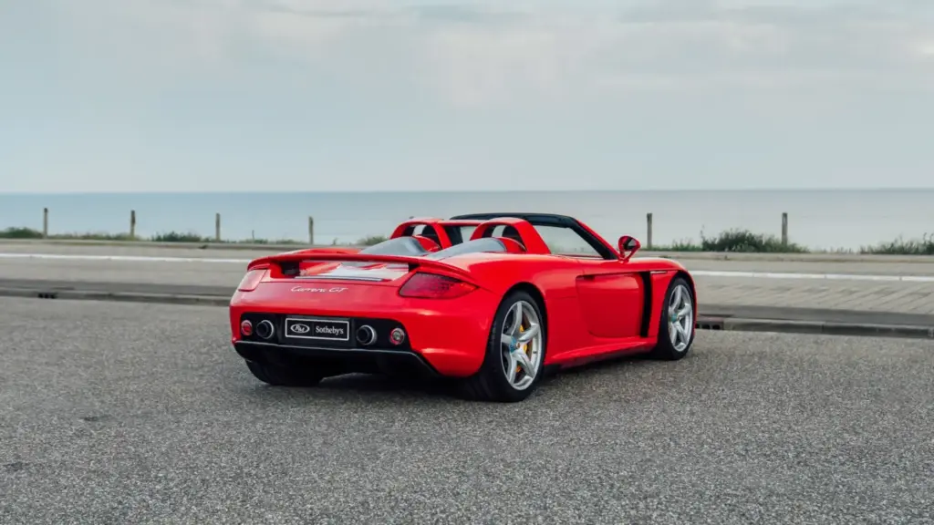 Porsche fabricó 1.270 Carrera GT, pero solo 80 con este Guards Red como el que te busca 7 Motor16 2005 Porsche carrera gt guards red sothebys 32 Motor16