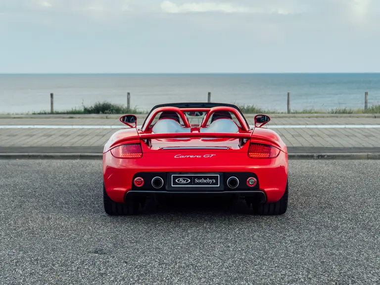 Porsche fabricó 1.270 Carrera GT, pero solo 80 con este Guards Red como el que te busca 8 Motor16 2005 Porsche carrera gt guards red sothebys 4 Motor16