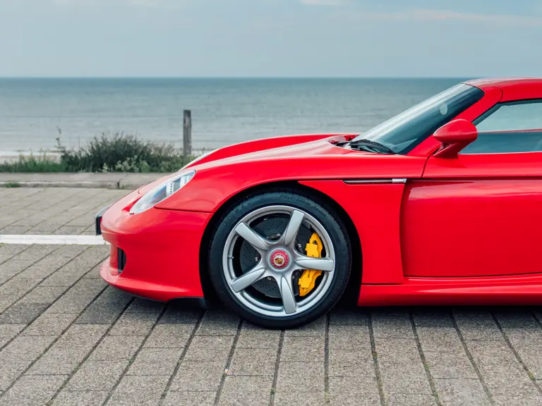 Porsche fabricó 1.270 Carrera GT, pero solo 80 con este Guards Red como el que te busca 12 Motor16 2005 Porsche carrera gt guards red sothebys 6 Motor16