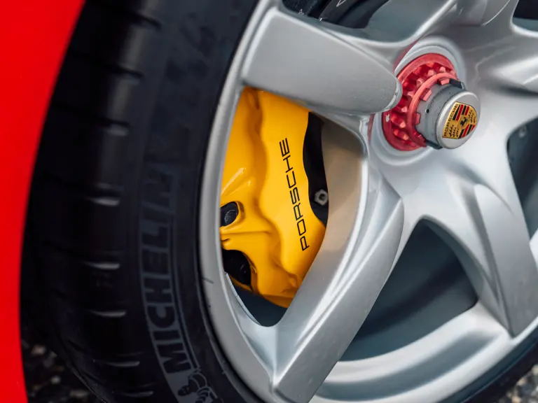 Porsche fabricó 1.270 Carrera GT, pero solo 80 con este Guards Red como el que te busca 15 Motor16 2005 Porsche carrera gt guards red sothebys 8 Motor16