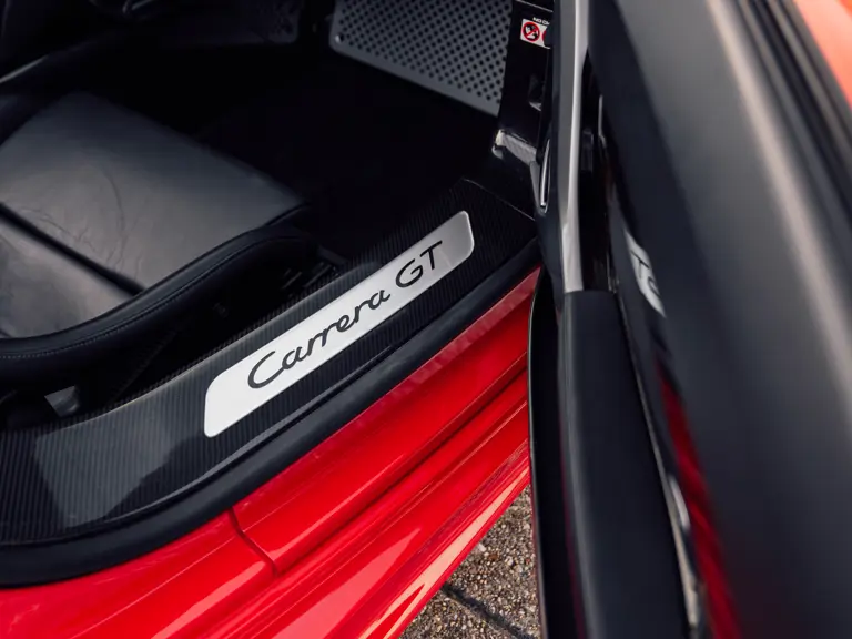 Porsche fabricó 1.270 Carrera GT, pero solo 80 con este Guards Red como el que te busca 27 Motor16 2005 Porsche carrera gt guards red sothebys 9 Motor16