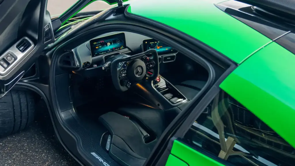 Cuando cambiar el aceite a tu Mercedes-AMG One cuesta 10.000 euros más que pintarlo en este Reingrün 10 Motor16 2025 Mercedes AMG One Sothebys 1 Motor16