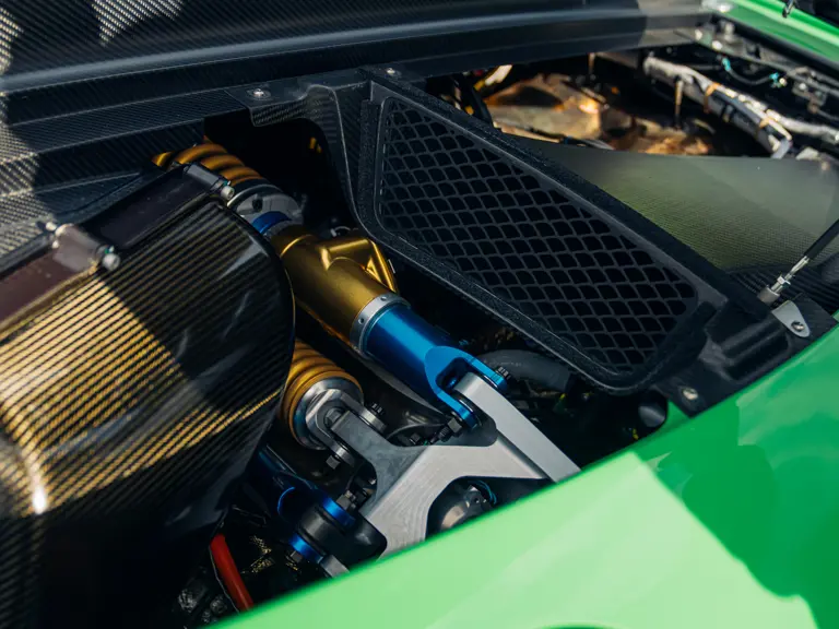 Cuando cambiar el aceite a tu Mercedes-AMG One cuesta 10.000 euros más que pintarlo en este Reingrün 1 Motor16 2025 Mercedes-AMG One. RM Sotheby's. Imagen mecánica.