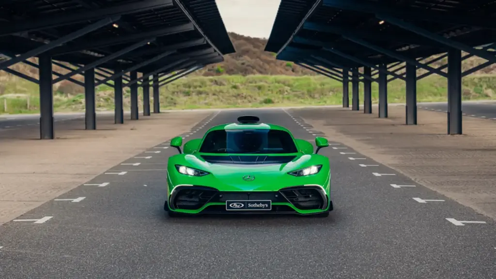 Cuando cambiar el aceite a tu Mercedes-AMG One cuesta 10.000 euros más que pintarlo en este Reingrün 4 Motor16 2025 Mercedes AMG One Sothebys 11 Motor16