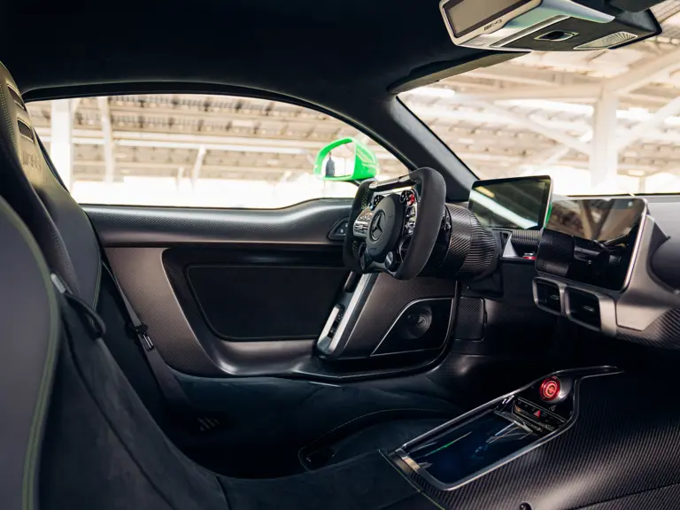Cuando cambiar el aceite a tu Mercedes-AMG One cuesta 10.000 euros más que pintarlo en este Reingrün 12 Motor16 2025 Mercedes AMG One Sothebys 3 Motor16