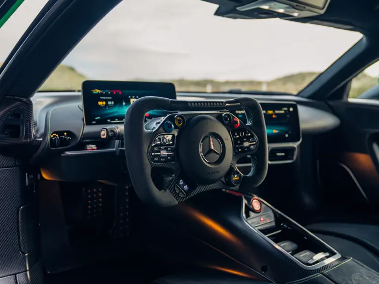 Cuando cambiar el aceite a tu Mercedes-AMG One cuesta 10.000 euros más que pintarlo en este Reingrün 13 Motor16 2025 Mercedes AMG One Sothebys 5 Motor16