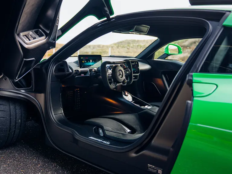 Cuando cambiar el aceite a tu Mercedes-AMG One cuesta 10.000 euros más que pintarlo en este Reingrün 2 Motor16 2025 Mercedes-AMG One. RM Sotheby's. Imagen interior.