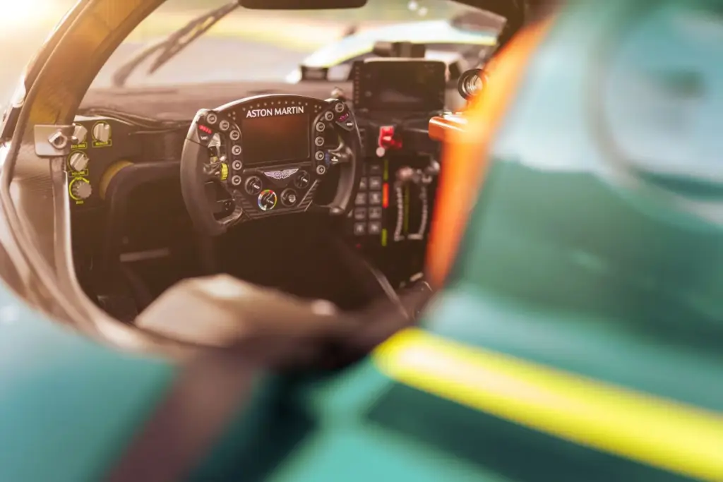 2026 Aston Martin C01 R Hypercar Edition Curvv simulador 6 Motor16