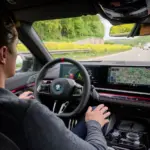 BMW justifica la apuesta por coches sin botones físicos: los jóvenes prefieren pantallas y control por voz
