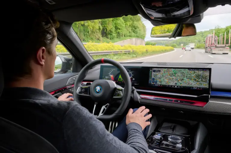 BMW Maps estrena la vista 3D que muestra en pantalla lo que el coche ve y piensa con el Operating System X